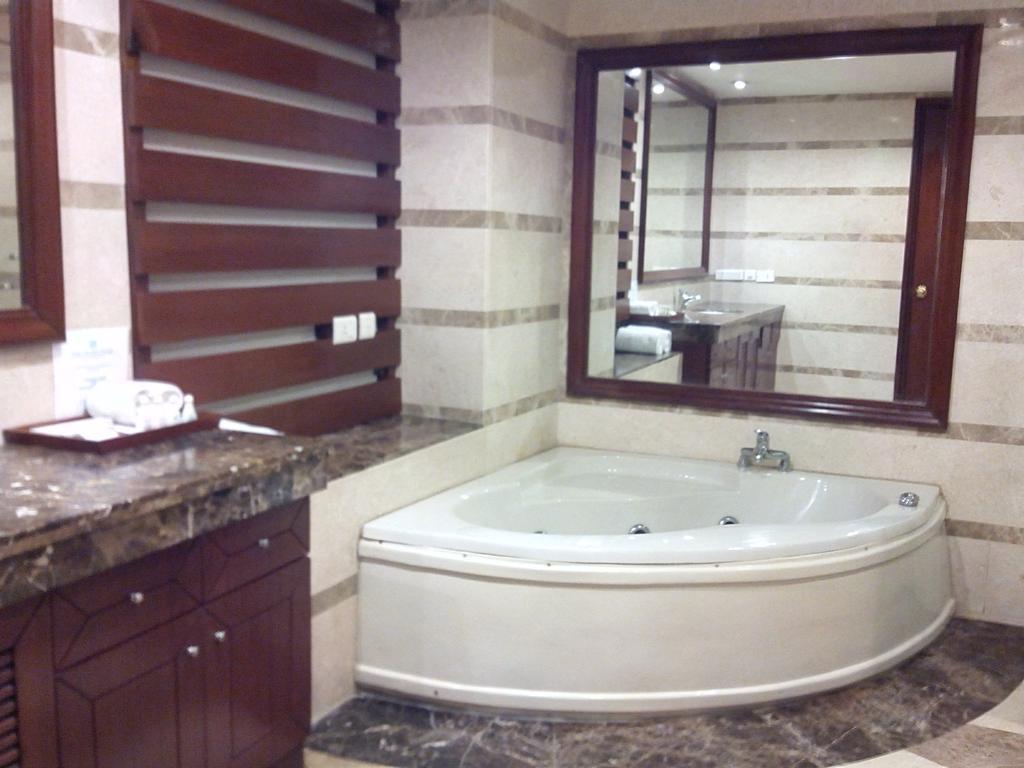 Hotel The Ocean Pearl Retreat Neu-Delhi Zimmer foto
